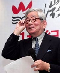 Nhà văn Kenzaburo Oe: Tái sinh cùng 
